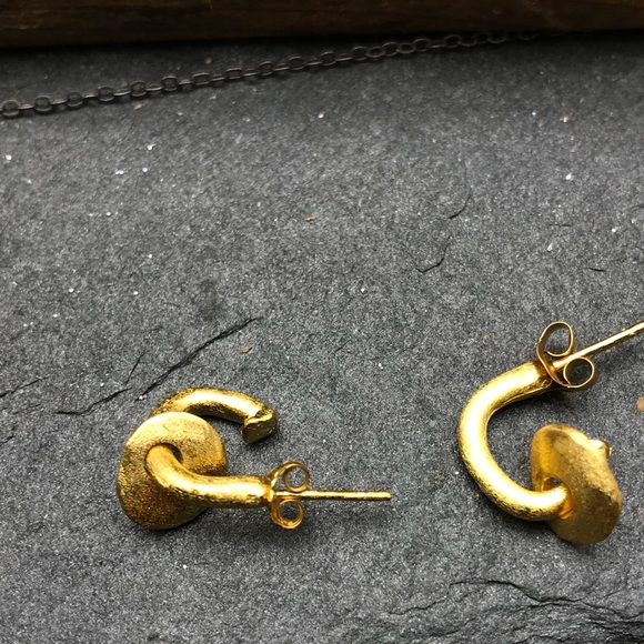 Matana Rustic design minimalist gold earrings - Picture 3 of 4